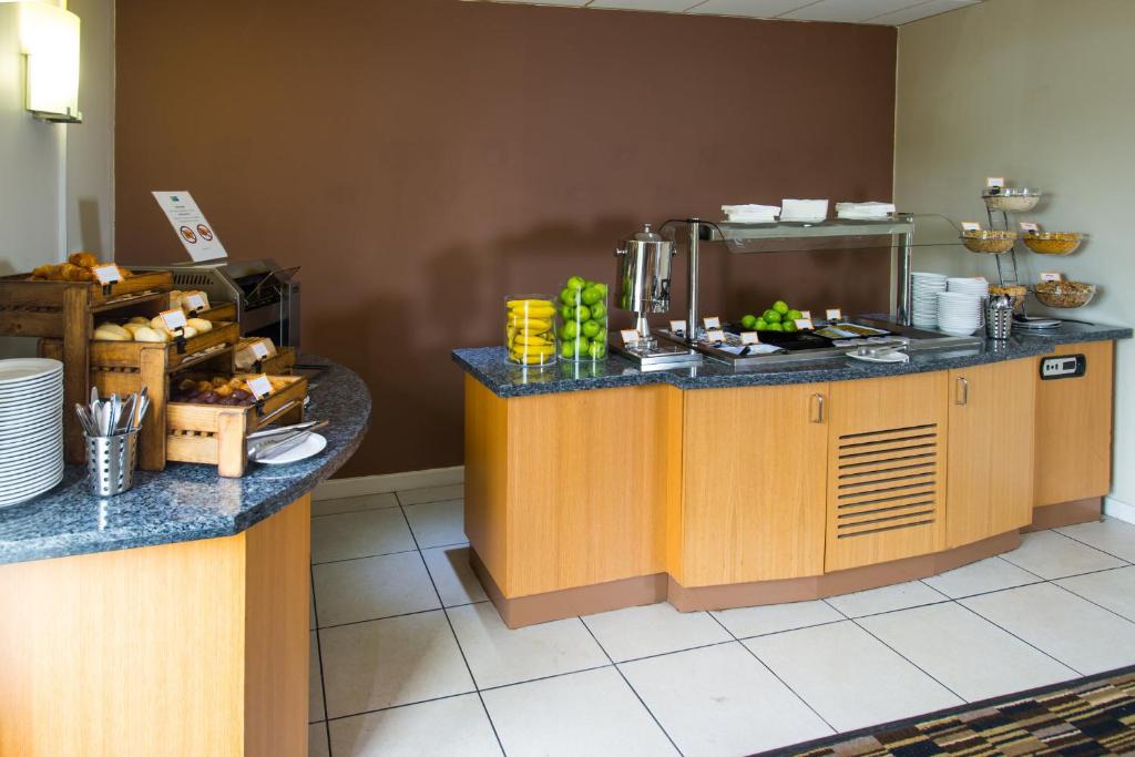 Food and beverages, Holiday Inn Express Manchester East By IHG in Manchester