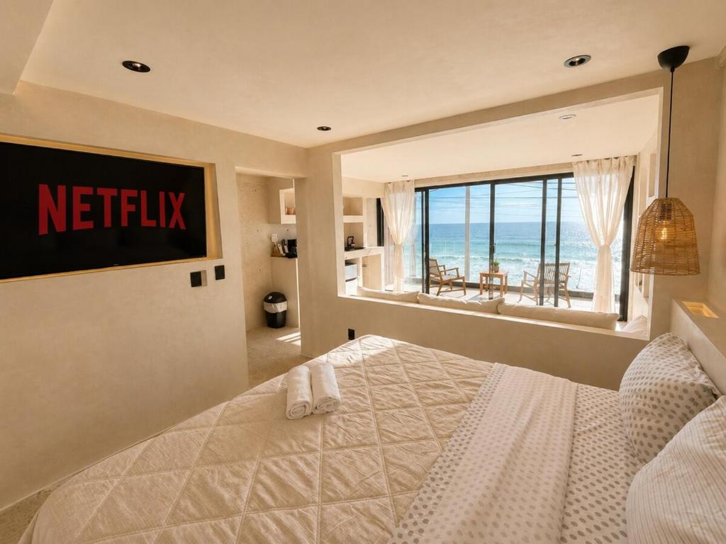 King Bed Luxury Beachfront in Playas with AC - 4