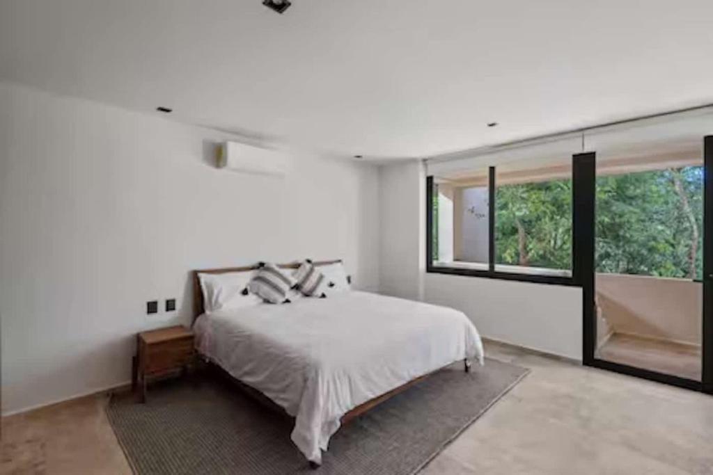 Chic Jungle 2BR - Balcony Priv Pool Steam & Gym - 4
