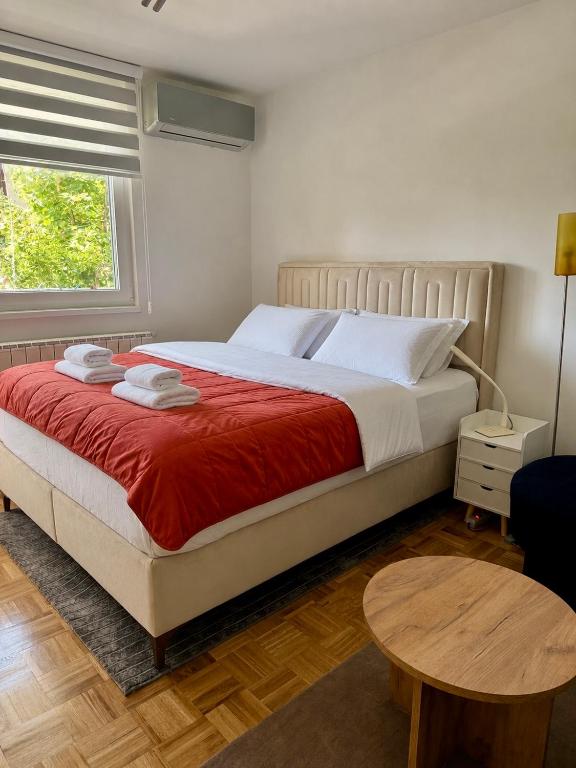 Rose Nest Airport Apartment - Self Check-In - Free parking - 2