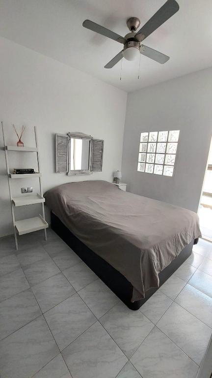 Sunny Apartment in Central Torrevieja with Pool Near the Beach - 2