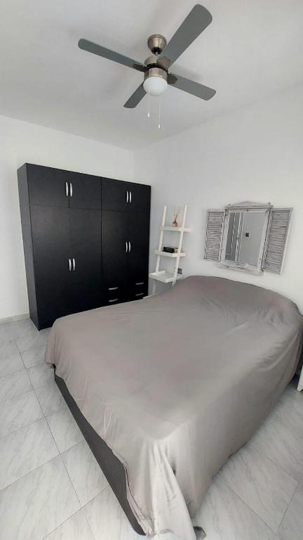 Sunny Apartment in Central Torrevieja with Pool Near the Beach - 3