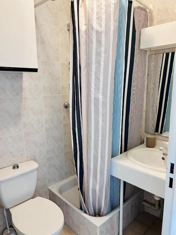 Bright studio, private parking, downtown within walking distance - 2