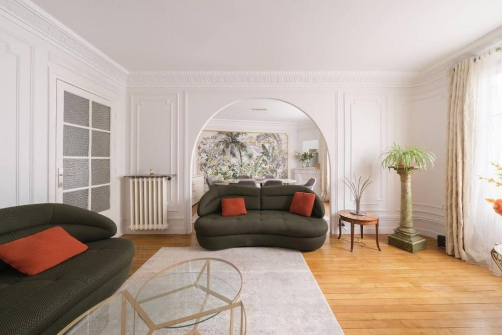 Chic Luxury Apartment with Eiffel Tower Views - 3