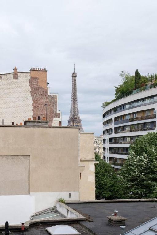 Chic Luxury Apartment with Eiffel Tower Views - 5