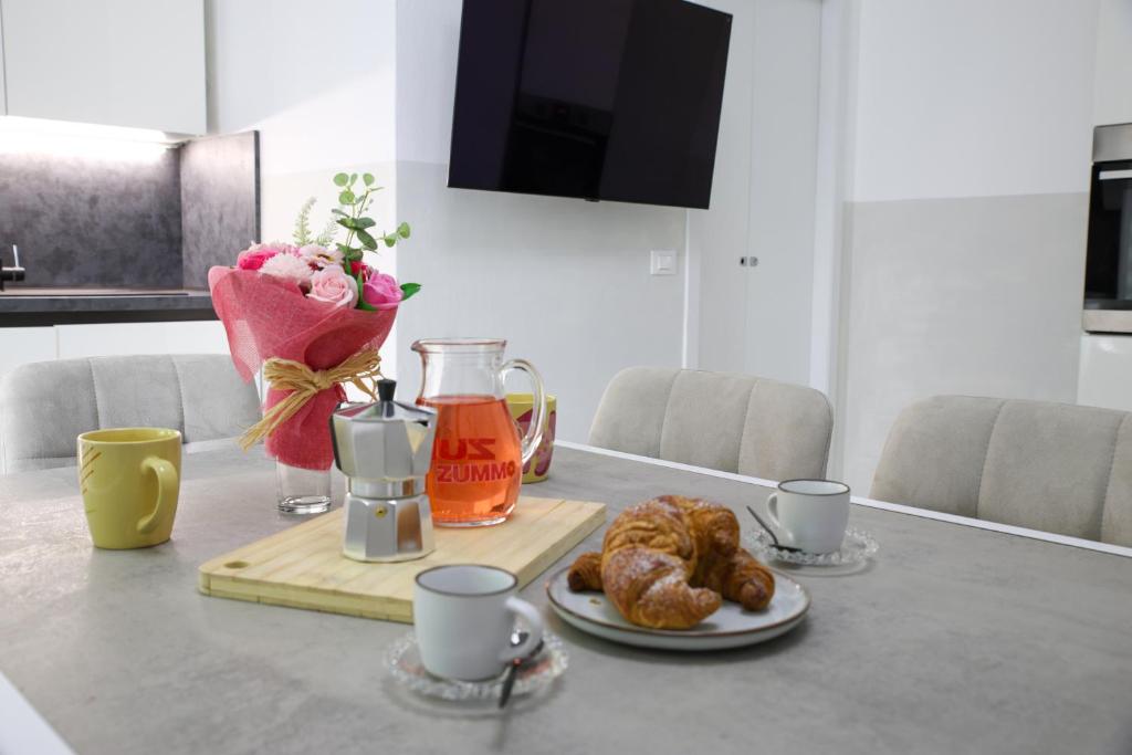 Spacious Apartment near Lake Como & Station by PM Lake Como - 2