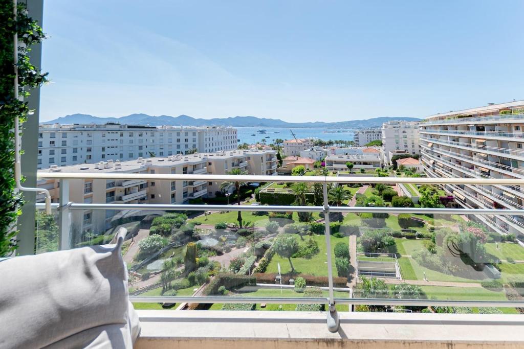 Renovated Luxury 1-Bedroom Apartment - 4