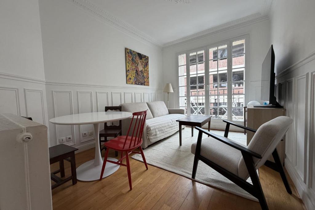 Charmant appartement rénové avec balcon à Paris 18 - 2