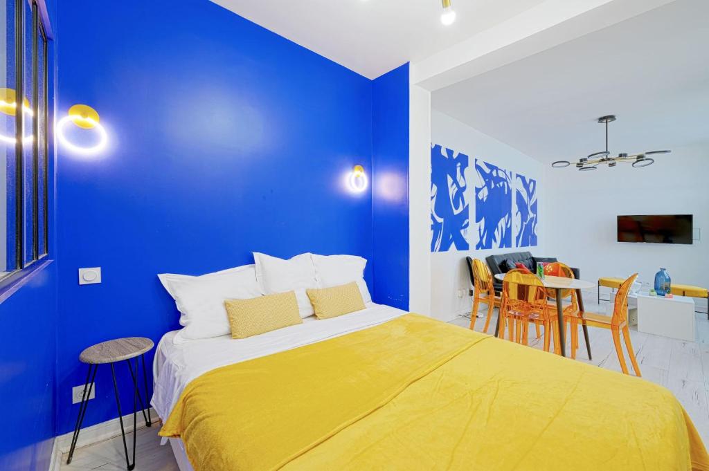 Modern Large Studio Apartment for 3 - 4