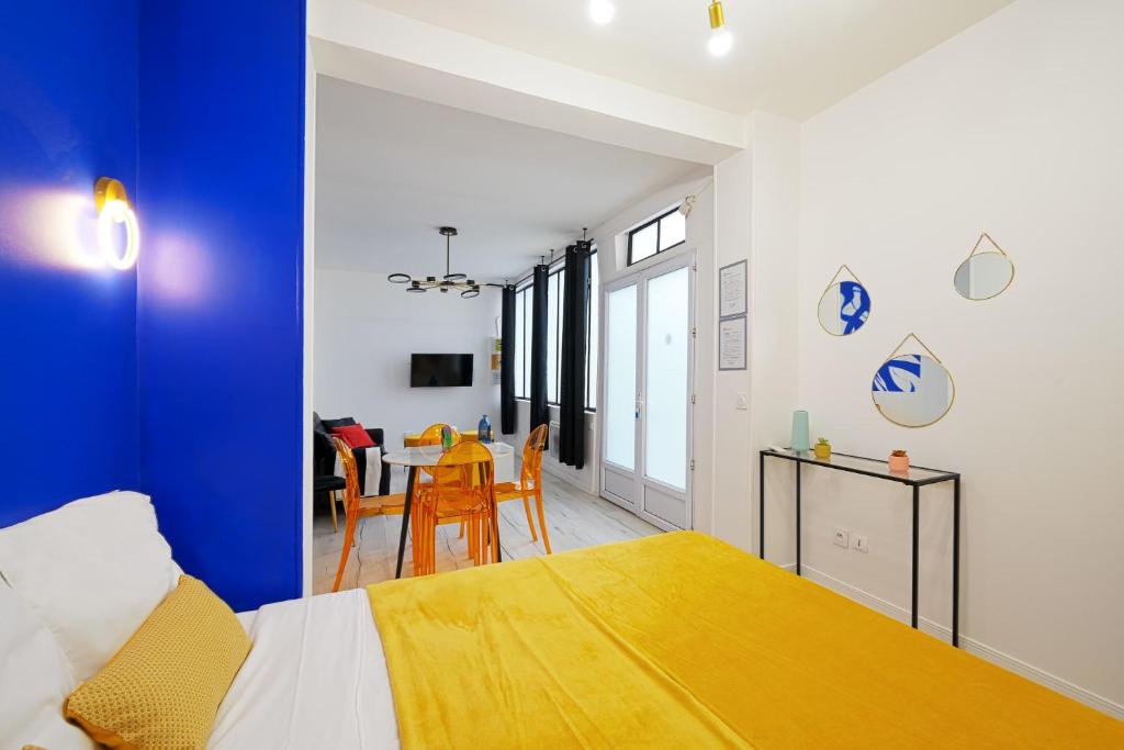 Modern Large Studio Apartment for 3 - 5