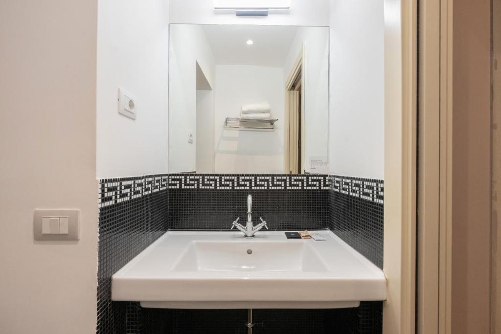 Smart Rooms at Spanish Steps - 1