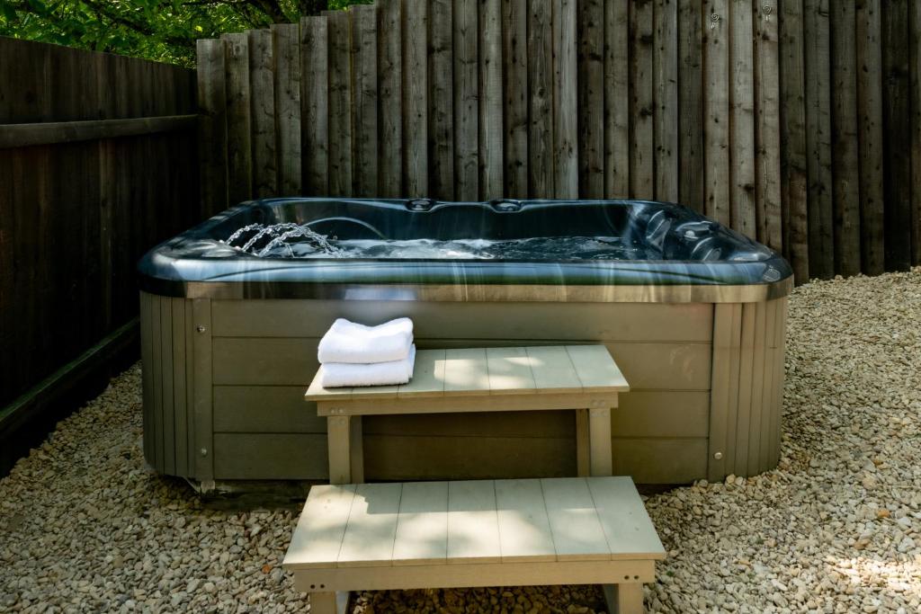 Dreamwood Retreat - Woodland Retreat with Private Hot Tub photo 4