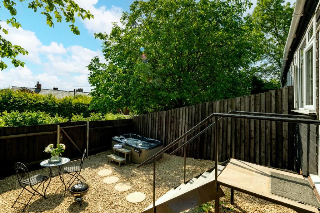 Dreamwood Retreat - Woodland Retreat with Private Hot Tub photo 3