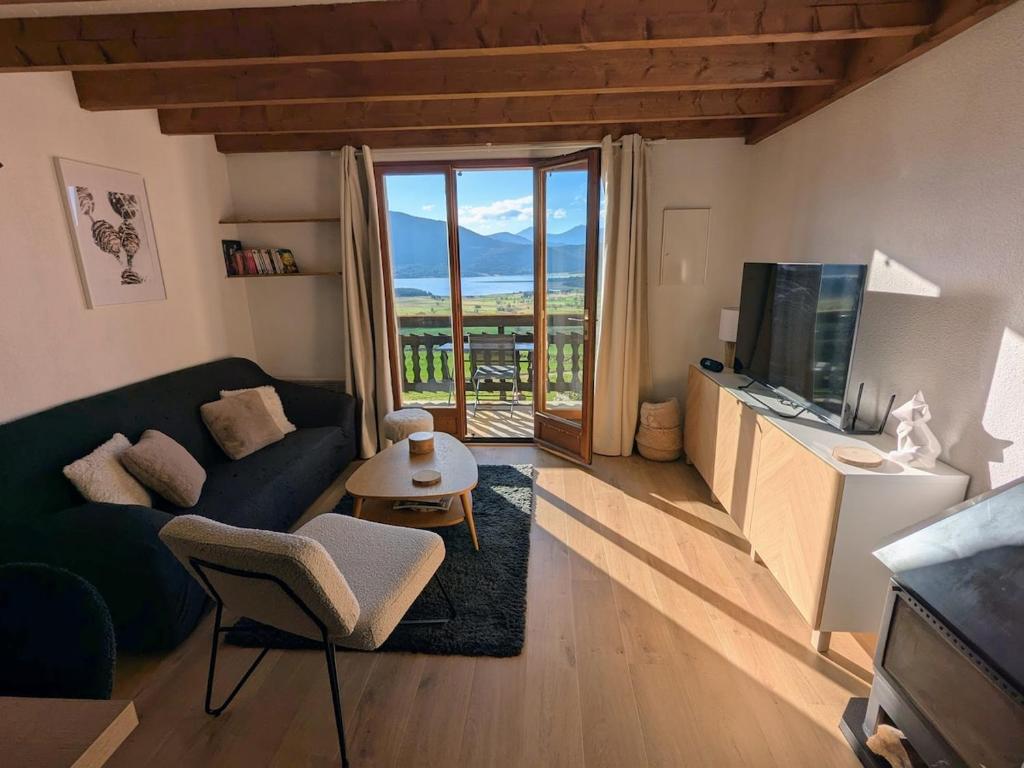Appartement 2 chambres avec balcon, vue lac, parking et garage - 2
