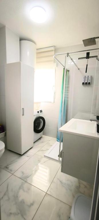 ICON Beach Apartment - 1 Min to Beach & Free Garage - 5