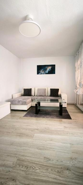 ICON Beach Apartment - 1 Min to Beach & Free Garage - 2