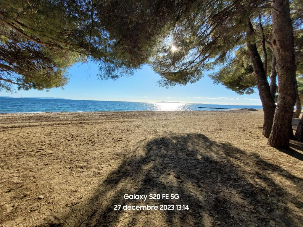 T3 70m2 rénové rdc, 50m plage,climatisé avec grd terrasse l'Argentiére - 2