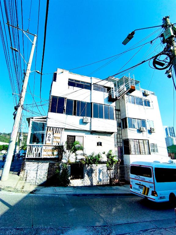 Cozy 5 Bedroom, 6 Bathroom Apartment - 1