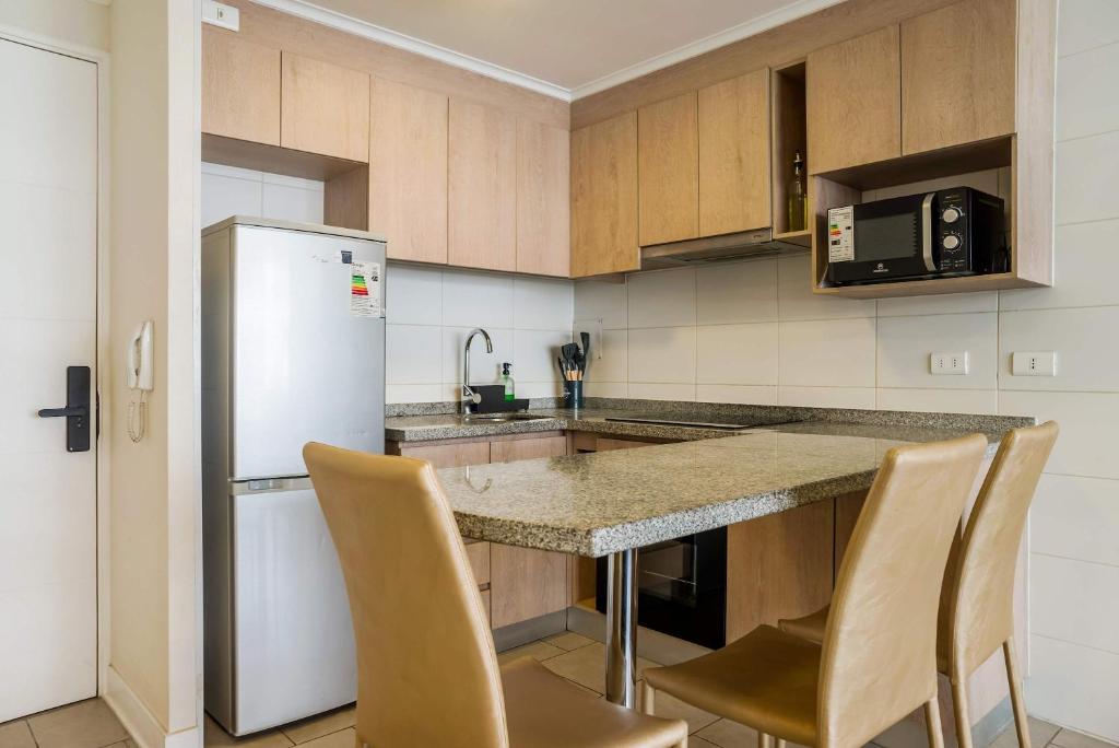 Metro-Accessible Apartment with Terrace Santiago - 5