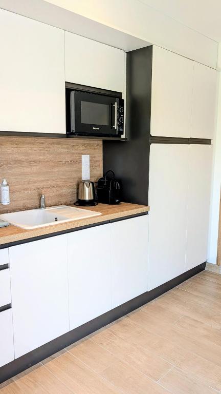 Lodge Luberon - Jacuzzi privatif illimité - À 15 min à pied centre de L'Isle-sur-la-Sorgue - 2 vélos à disposition - Clim, Parking privé, WiFi, linge et ménage inclus - 4