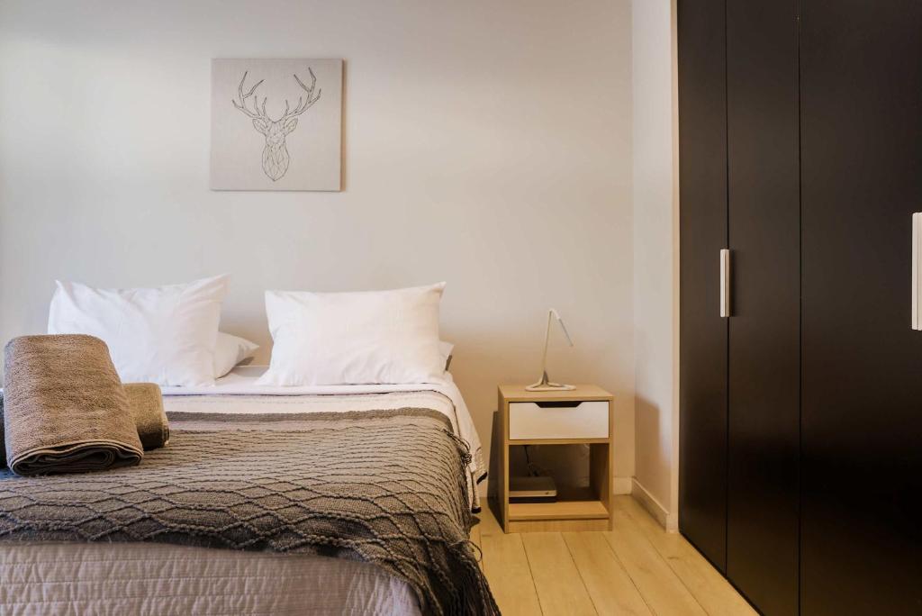 Modern 1BR Flat Prime Location Luxury Living - 5