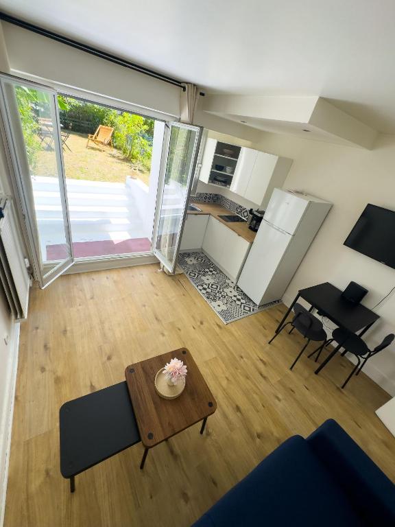 Charming Parisian Apartment with Garden View - 4