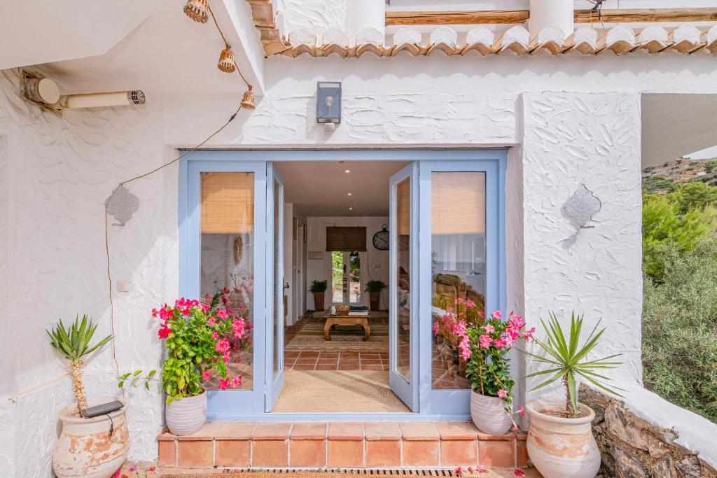 "The Chill Pad A Boutique Style Studio Where Your Soul Caresses The Sea" - 4