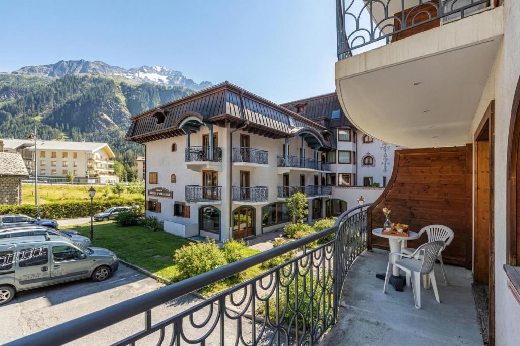 Le Cristal GM7 Mountain View, Pool, Private Sauna & Parking - Happy Rentals - 1