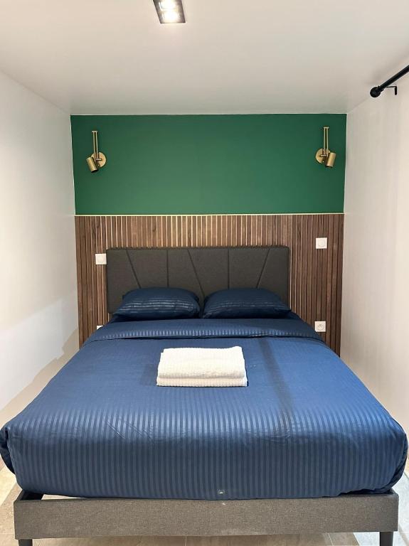 Modern 2 Bedroom Apartment in Vibrant Paris 11 - 2