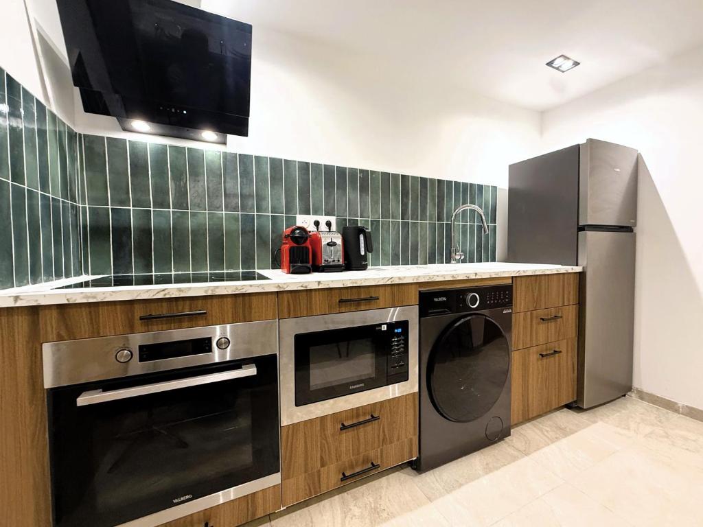 Modern 2 Bedroom Apartment in Vibrant Paris 11 - 5