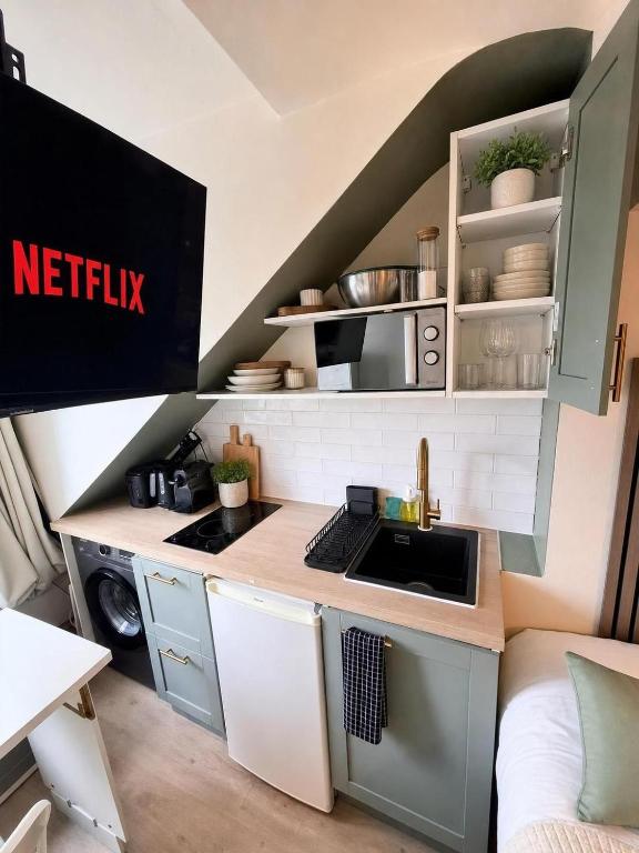 Modern Parisian Studio in the Heart of the Marais - 2