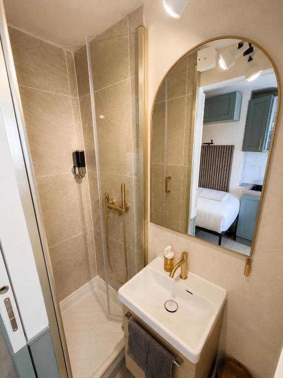 Modern Parisian Studio in the Heart of the Marais - 3
