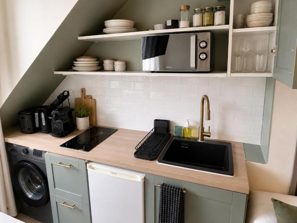Modern Parisian Studio in the Heart of the Marais - 4
