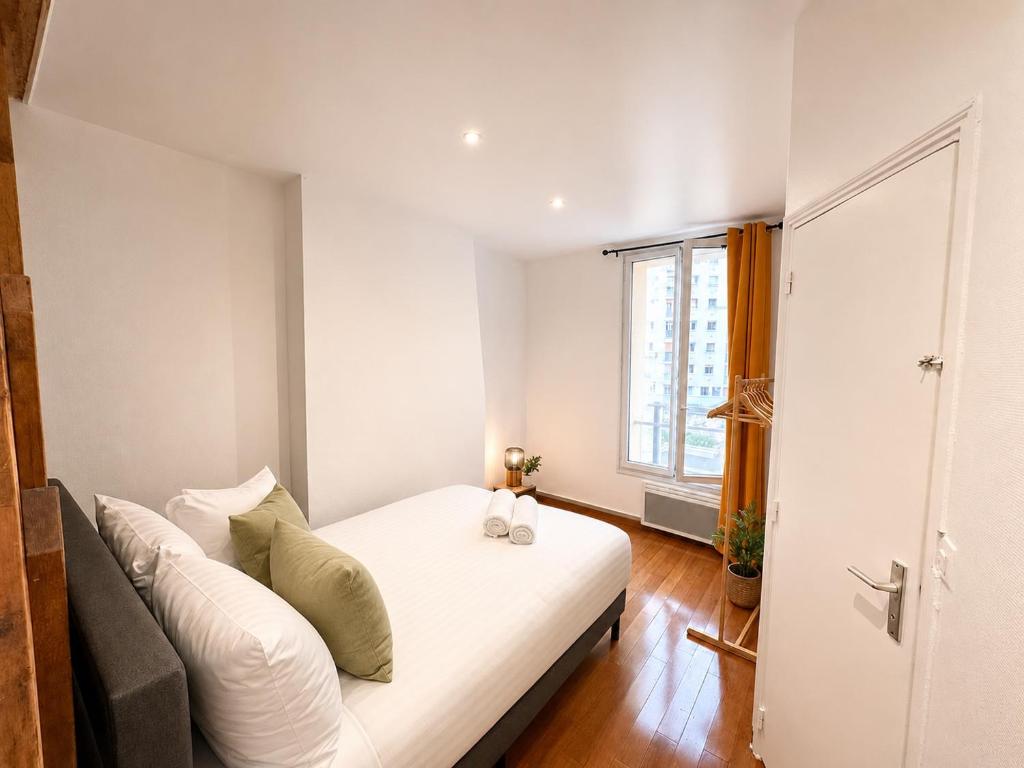 1BR Flat with Mezzanine Near Eiffel Tower & Metro - 3