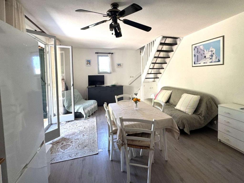 Villa mitoyenne T3 avec piscine et parking - FR-1-607-49 - 1