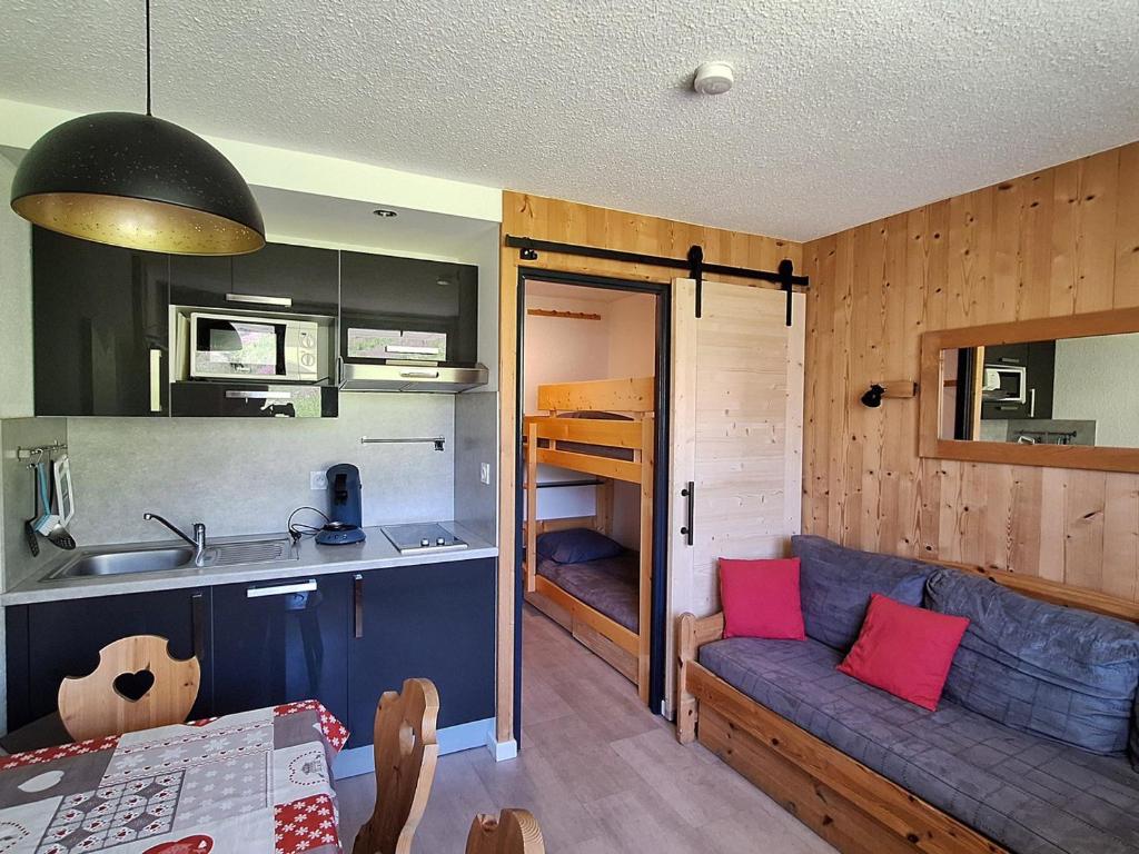 Studio rénové au pied des pistes avec balcon - FR-1-344-933 - 1