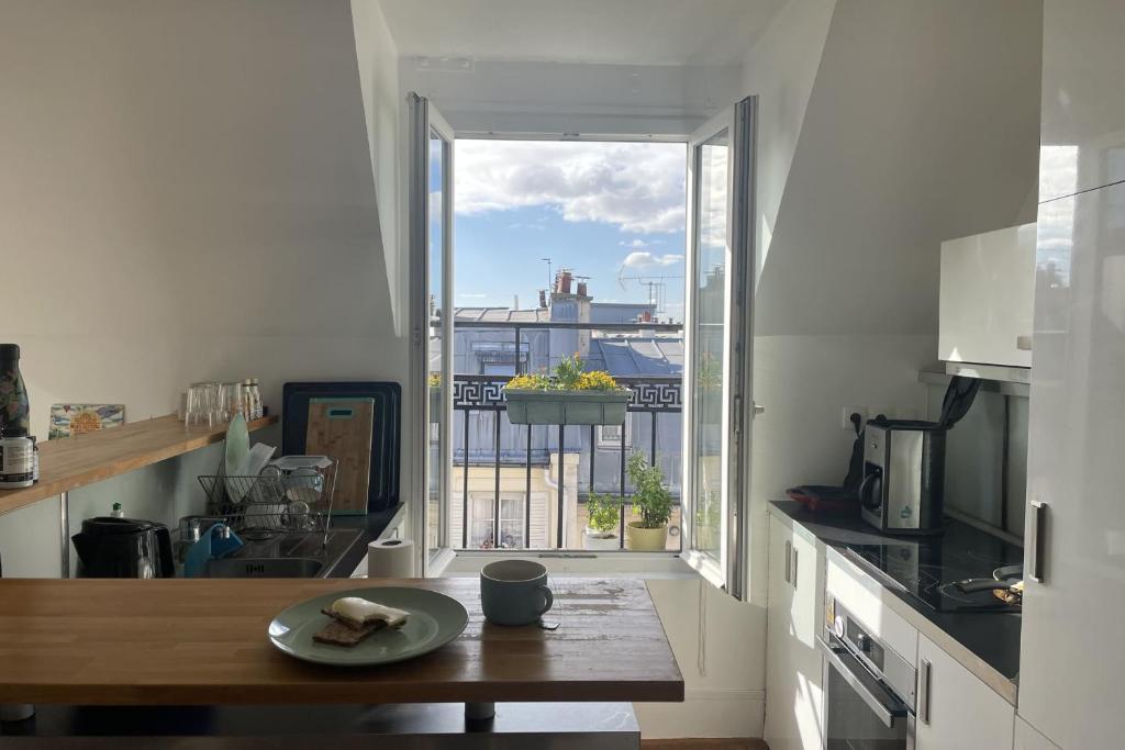 Appartement deux chambres avec balcon Paris 9e - 2