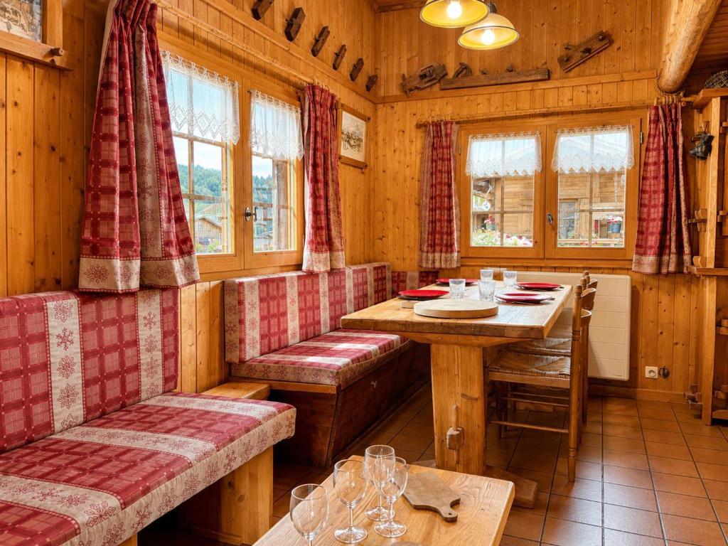 Chalet savoyard cosy au cœur du village, proche des pistes - 2