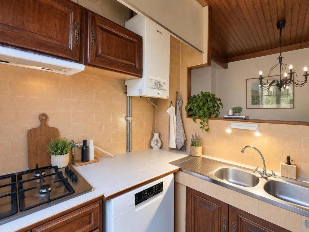 Chic 2-Bedroom Apartment in Paris 7th - Walk to Eiffel Tower - 2
