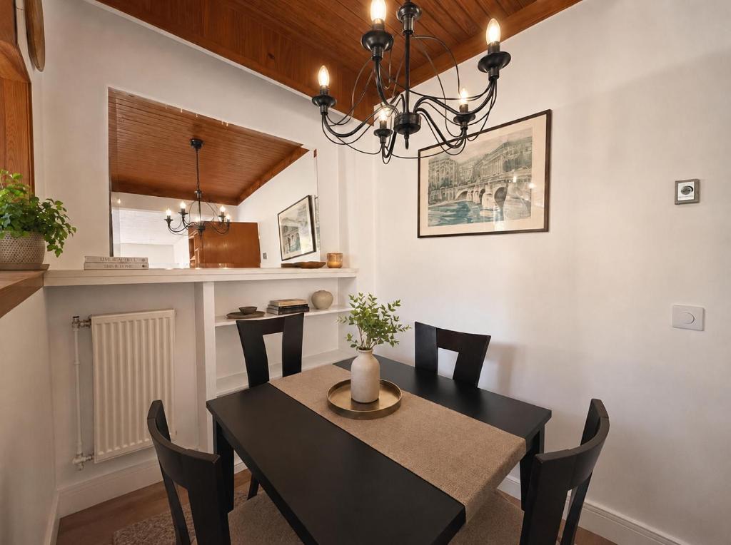 Chic 2-Bedroom Apartment in Paris 7th - Walk to Eiffel Tower - 3