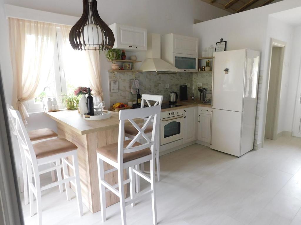 The Cozy Crib - Two - Bedroom Apartment - 2