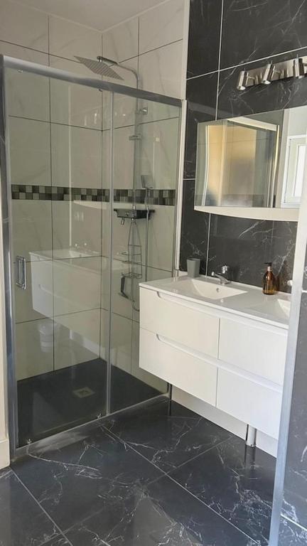 Appartement moderne proche thermes avec balcon et place de parking - 2