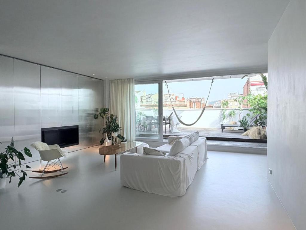 Newly Renovated Spacious Penthouse with Terrace - 3