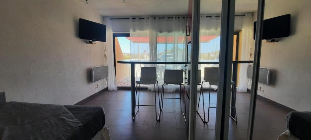 Air-conditioned Crystal Studio with attached garage - 4