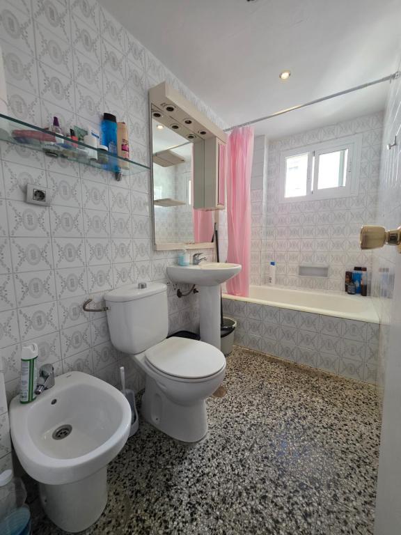 HABITACIÓN PRIVADA COMODA SITUADA EN LA MEJOR ZONA DE MALAGA CERCA A LA PLAYA JUSTO A LADO DE DOS CENTROS COMERCIALES Y LA ESTACION DE TREN Y AUTOBÚSES ZONA MUY BIEN COMUNICADA WI-FI LA MEJOR ZONA DE MALAGA lo bienvenido - 3
