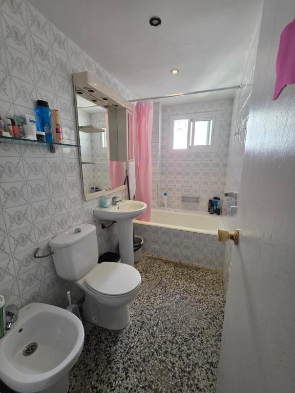 HABITACIÓN PRIVADA COMODA SITUADA EN LA MEJOR ZONA DE MALAGA CERCA A LA PLAYA JUSTO A LADO DE DOS CENTROS COMERCIALES Y LA ESTACION DE TREN Y AUTOBÚSES ZONA MUY BIEN COMUNICADA WI-FI LA MEJOR ZONA DE MALAGA lo bienvenido - 2