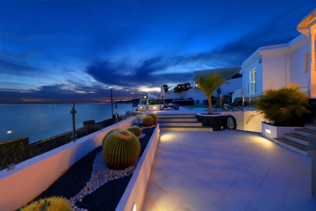 Luxury Puerto Del Carmen Villa 4 Bedrooms Villa Lapela Modern Furnishings - 1