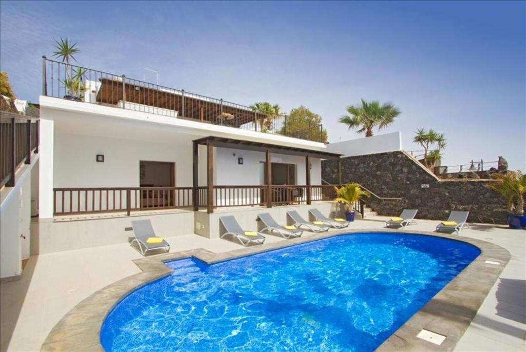 Stunning Seaview Villa Casa Tosco 5 Bedroom Villa Pool Table - 3