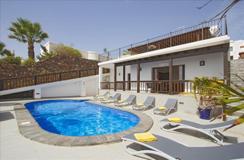 Stunning Seaview Villa Casa Tosco 5 Bedroom Villa Pool Table - 4