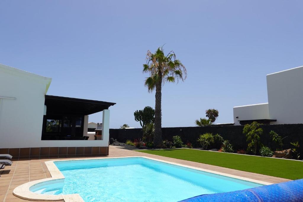 Endearing Lanzarote Villa Villa Dorada 3 Bedrooms Private Pool - 1